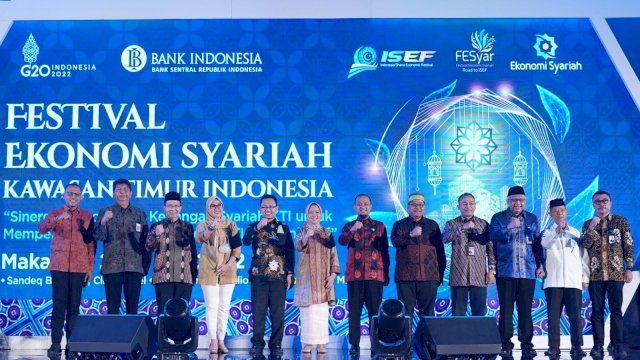 Gubernur Sulawesi Selatan, Andi Sudirman Sulaiman membuka Festival Ekonomi Syariah (Fesyar) Kawasan Timur Indonesia di Hotel Claro, Makassar, Kamis 28 Juli 2022. 
