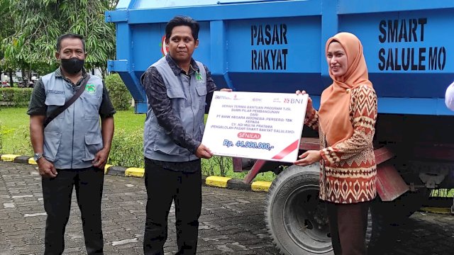 Bupati Luwu Utara, Indah Putri Indriani Menerima Bantuan Bak Sampah yang di Serahkan Bank Negara Indonesia (BNI) Persero Pimpinan BNI Cabang Palopo 