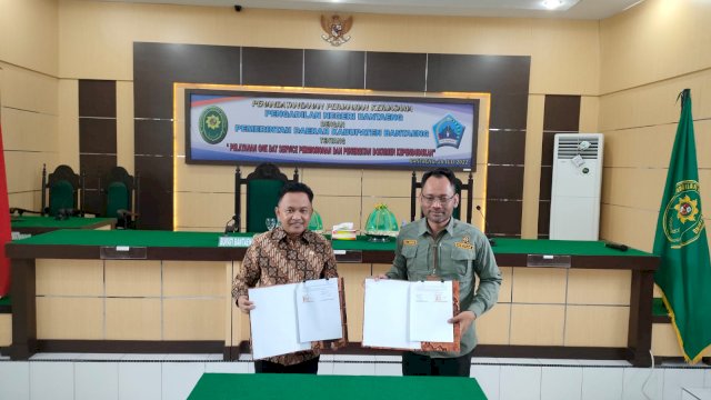 Bupati Bantaeng Ilham Azikin bersama Pengadilan Negeri (PN) Bantaeng Melakukan penandatanganan kerjasama Pelayanan One Day Service Permohonan dan Penerbitan Dokumen Kependudukan di Kantor Pengadilan Negeri Bantaeng, Kecamatan Bantaeng, Kamis (28/7).