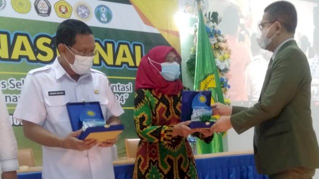 Himpunan Ahli Kesehatan Lingkungan Indonesia (HAKLI) kembali memberikan penghargaan kepada Bupati Kabupaten Luwu Utara, Indah Putri Indriani, Rabu (27/7/2022), di Ruang Theater Room Poltekkes Kemenkes, Makassar.