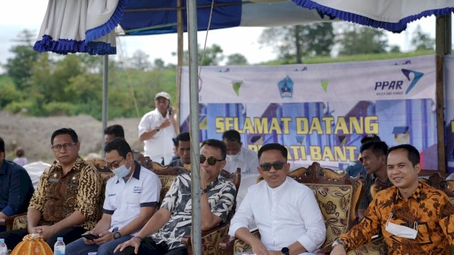 Bupati Bantaeng, Ilham Syah Azikin beserta sejumlah Kepala OPD menghadiri peletakan batu pertama Pembangunan Pengelolaan Air Bersih Kawasan Industri Bantaeng (KIBa) oleh PT Prisma Pusaka Artha Raya (PPAR), di Desa Papanloe, Kecamatan Pa'jukukang, Jum'at (29/7). PT PPAR menanamkan investasi di KIBa sebesar Rp 12 Miliar.