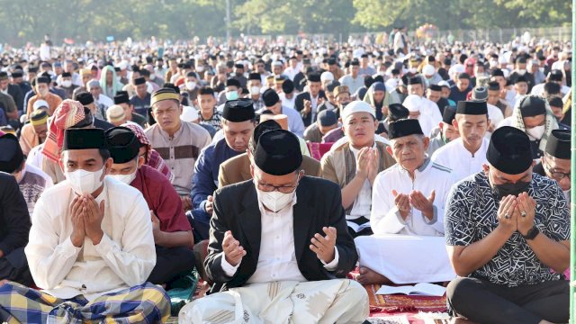 Ketua DPRD Makassar Berbaju Putih Berdampingan Walikota Makassar Mohammad RamdahN Danni Pomanto Menggelar Salat Ied dilapangan Karebosi MAkassar 2 Mei 2022 