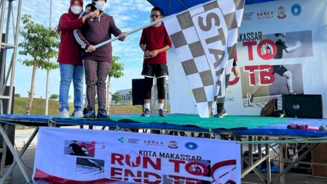 Ketua Forum Multi Sektor Eliminasi TB Kota Makassar Indira Jusuf Ismail melepas peserta Run to End TB, di Center Poin Of Indonesia (CPI), Sabtu (20/8).