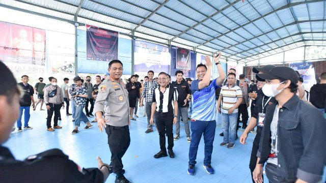 Kapolrestabes Makassar, Budhi Haryanto, SH, MH didampingi direktur Utama PDAM Makassar Beni Iskandar membuka Pertandingan Futsal Competiton yang di inisiasi oleh Batalyon 120 Kota Makassar