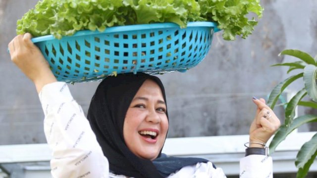 Wakil Walikota Makassar, Fatmawati Menjinjing Slada HAsil Panen di Lorong WIsata 