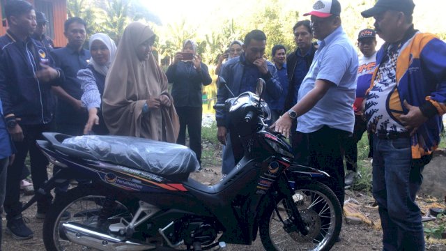 Dapat Motor Dari RMS, Sumarni Menangis, dan Doakan Nasdem Jadi Pemenang