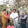 Wakil Bupati Lutra Serahkan Bantuan Kepada Korban Kebakaran di Malangke Barat
