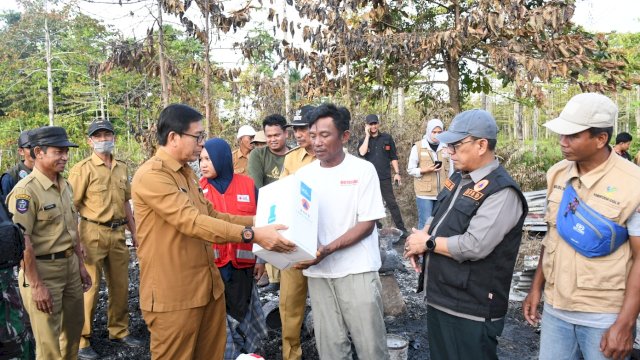 Wakil Bupati Lutra Serahkan Bantuan Kepada Korban Kebakaran di Malangke Barat