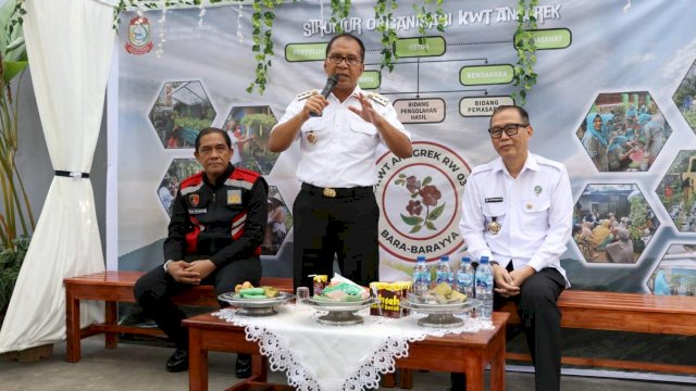 &ndash; Walikota Makassar, Moh. Ramdhan &lsquo;Danny&rsquo; Pomanto mendampingi Kepala Badan Narkotika Nasional (BNN) Sulsel, Brigjen Pol. Drs. Ghiri Prawijaya mengunjungi Lorong Wisata (Longwis), Jalan Abubakar Lambogo, Kelurahan, Bara-Baraya, Kecamatan