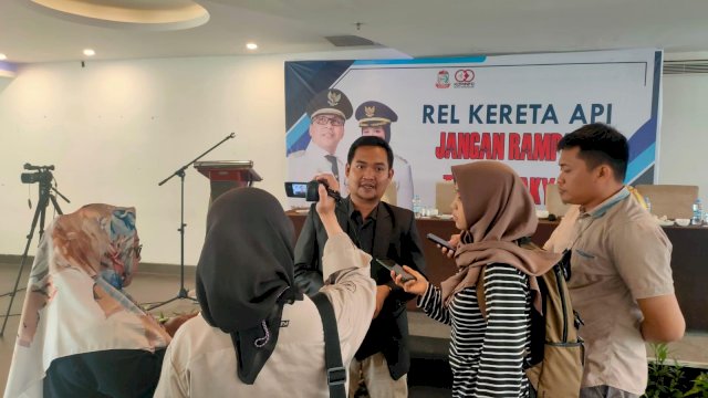 Direktur Eksekutif Wahana Lingkungan Hidup Indonesia (Walhi) Sulawesi Selatan (Sulsel), Muhammad Al Amin, dengan tegas menolak pembangunan rel kereta api Makassar &ndash; Maros. Menurutnya ini berpotensi menimbulkan permasalahan yang meliputi dua aspek.