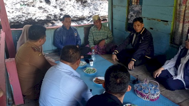 Syaharuddin Alrif Pimpin Rombongan Nasdem Serahkan Satu Uni Motor ke Sumarni