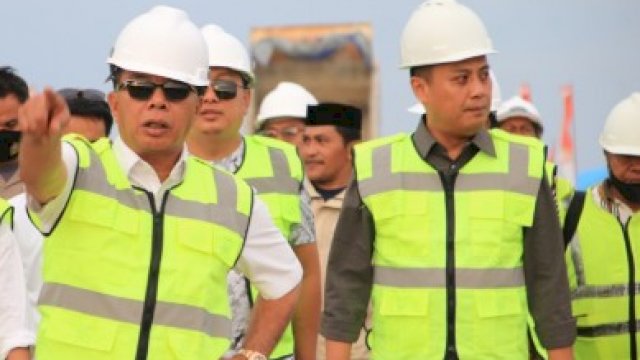 Wakil Ketua Komisi V DPR RI Andi Iwan Darmawan Aras Bersama Bupati Bulukumba Muchtar Ali Yusuf Meninjau Pembangunan  Pengaman Abrasi Pantai Kamuleme