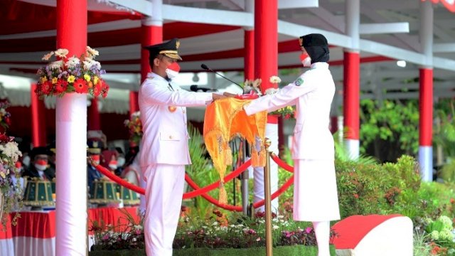 Gubernur Sulawesi Selatan, Andi Sudirman Sulaiman bertindak sebagai Inspektur Upacara 77 Tahun Republik Indonesia dengan tema "Pulih Lebih Cepat Bangkit Lebih Kuat" di Lapangan Upacara Rumah Jabatan Gubernur Sulsel, Rabu 17 Agustus 2022. 