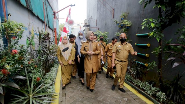 WAkil Walikota Makassar Fatmawati Rusdi meninjau Persiapan Lorong WIsata Jalan Onta Lama Kelurahan Mandala Kecamatan Mamajang Kota Makassar, Senin (1/8/2022).