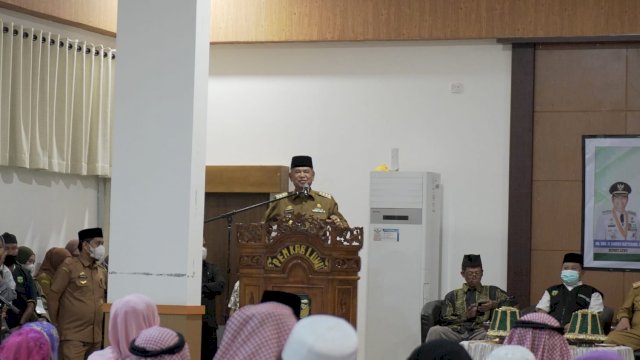 Bupati Luwu, Dr H Basmin Mattayang, bersama Ketua TP PKK, Dr Hj Hayarna Basmin dan  Sekda Luwu, Drs H Sulaiman serta anggota Forkopimda menyambut kedatangan jemaah haji di rumah jabatan Bupati, Kelurahan Pammanu Kecamatan Belopa Utara, Selasa (2/8/2022).