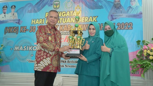 Tim Penggerak PKK Luwu menggelar puncak acara Peringatan Hari Kesatuan Gerak (HKG) Ke 50 tingkat Kabupaten Luwu yang dipusatkan di aula kantor Bappelitbangda, Kelurahan Senga Kecamatan Belopa, Kamis (4/8/2022)