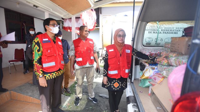 Ketua PMI Luwu Utara, Indah Putri Indriani melepas bantuan kemanusiaan untuk korban bencana alam Di Kabupaten Parigi Moutong, Sulawesi Tengah. Pelepasan bantuan dilakukan di Markas PMI Kabupaten Luwu Utara, Kamis 04/08/2022.