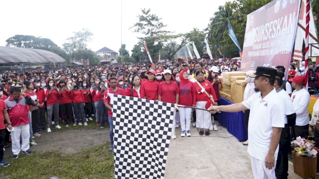 Gubernur Sulawesi Selatan, Andi Sudirman melepas peserta jalan sehat Gerakan Sulsel Anti Mager di Lapangan Tagari, Kota Rantepao, Kabupaten Toraja Utara, Jumat, 5 Agustus 2022.