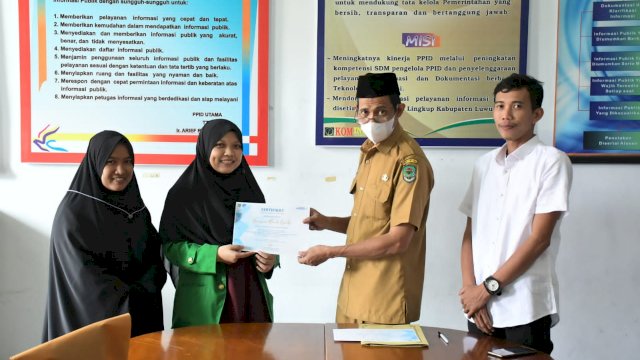 Empat Mahasiswa Jurusan Komunikasi Penyiaran Islam Fakultas Dakwah Institut Agama Islam Negeri (IAIN) Kota Palopo resmi ditarik kembali dari lokasi pelaksanaan Magang, Senin (8/8/2022), di Ruang Media Center Kantor Dinas Komunikasi, Informatika, Statistik dan Persandian (Diskominfo SP) Kabupaten Luwu Utara