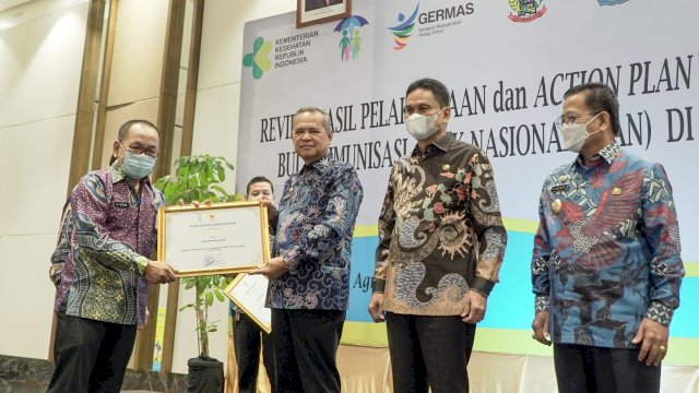 Bupati Luwu Basmin Mattayang menerima Penghargaan Dari BIAN 