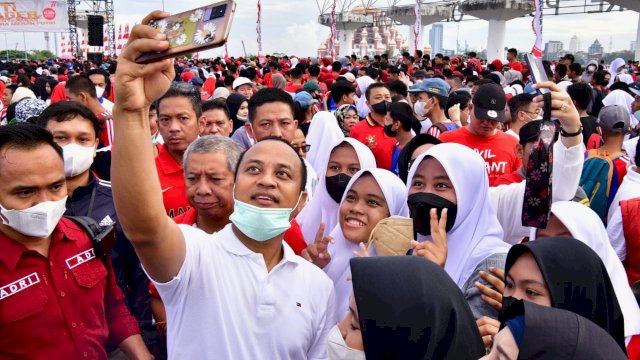 Gubernur Sulsel Swoa Foto Bersama Siswa-Siswi SMU/SMK se Makassar