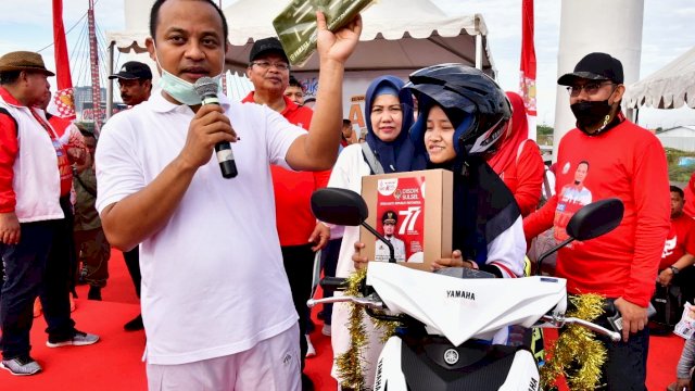 Pelajar asal SMK Negeri 1 Makassar, bernama Ramlah merasa sangat bersyukur hari ini jumat 12 Agustus 2022, dirinya mendapatkan hadiah sebuah sepeda motor yang di berikan langsung oleh gubernus Sulsel Andi Sudirman Sulaiman