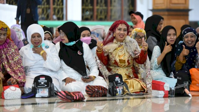 Sebanyak 105 jemaah haji asal Luwu Utara yang tergabung di kloter 16 telah tiba kembali di Luwu utara sekitar pukul 03.00 Wita, mereka di Terima langsung oleh Bupati luwu Utara di masjid syuhada masamba, Jum'at 11/08/2022.