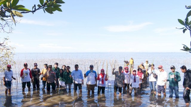 Pemerintah Provinsi Sulawesi Selatan melalui Dinas Kelautan dan Perikanan gencar dalam menjaga dan merawat ekosistem alam.