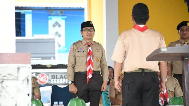  Wakil Bupati (Wabup) Luwu Utara yang Juga ketua Kwartir Cabang gerakan Pramuka Kabupaten Luwu Utara membuka kegiatan Kemah Penggalang Kwartir Ranting Masamba dan Mappedeceng, yang digelar di Lapangan Taman Siswa Masamba, Kecamatan Masamba, Luwu Utara, Sulsel. Jum'at (12/08/2022).