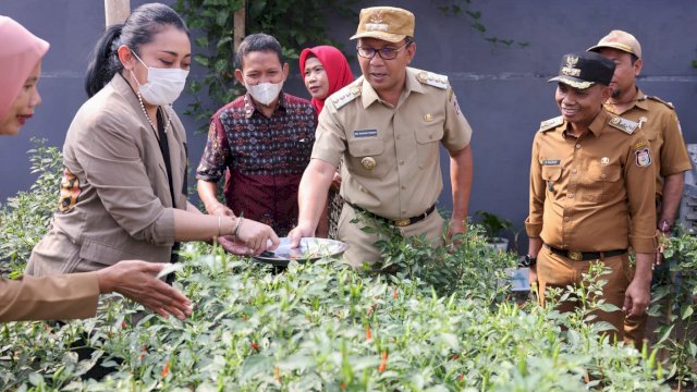 Wali Kota Makassar Moh Ramdhan &ldquo;Danny&rdquo; Pomanto mengunjungi Lorong Wisata Dewi Sari Zurich di Kecamatan Tamalanrea, Senin (15/8/2022).