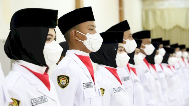 Bupati Bantaeng, DR Ilham Azikin mengukuhkan 75 Pasukan Pengibar Bendera Pusaka (Pakibraka) Bantaeng. Mereka akan bertugas pada saat upacara penaikan dan penurunan bendera merah putih pada HUT RI, 17 Agustus 2022 mendatang.