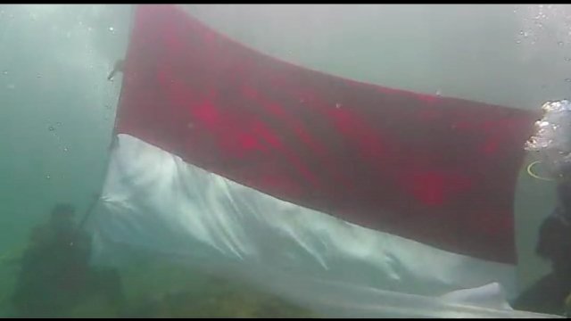 Pengibaran bendera oleh Anggota POPSI Lutra Lantamal IV Makassar dan Pemerintah Daerah