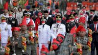 Korsik Satpol PP Makassar Iringin Pengibaran Bendera Merah Putih di Losari