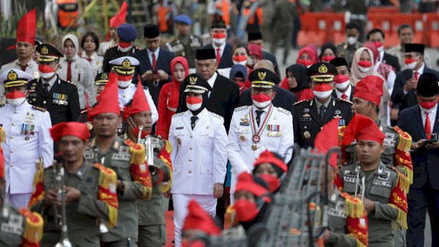 Korsik (Korps Musik) Satpol PP (Satuan Polisi Pamong Praja) Makassar mengiringi pengibaran bendera Merah Putih pada Upacara Peringatan Detik - Detik Proklamasi Kemerdekaan Republik Indonesia, di Anjungan City of Makassar, Pantai Losari, Rabu (17/08).