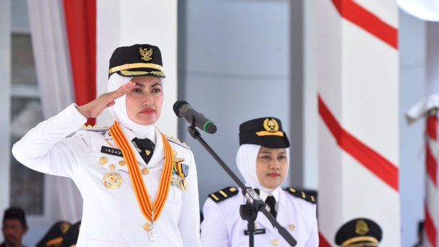 Bupati Luwu Utara Indah Putri Indriani Bertindak Sebagai Inspektur Upacara dalam Rangka Memperingati HUT Ke-77 Proklamasi Kemerdekaan Republik Indonesia (Rabu,17/08/2022) di Lapangan Kantor Bupati Luwu Utara.