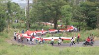 Meriahkan HUT RI, Pemuda Ulu Ere Bawa Bendera Sepanjang 77 Meter