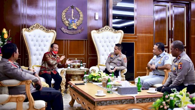 Gubernur Sulawesi Selatan, Andi Sudirman Sulaiman menerima kunjungan kerja Kepala Korps Lalu Lintas (Kakorlantas) Polri Irjen Pol Firman Shantyabudi di Kantor Gubernur Sulsel, Kamis, 18 Agustus 2022.