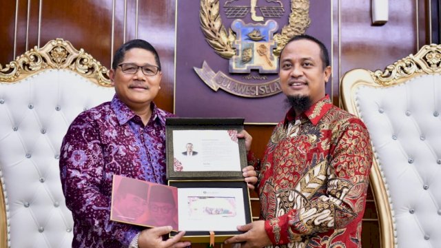 Gubernur Sulsel Andi Sudirman Sualiman Menerima Uang Cetakan Baru dari Kepala BI cabang makassar 