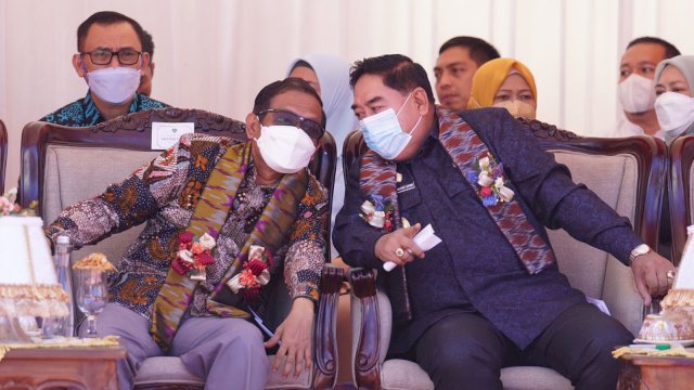Sekretaris Daerah provinsi Sulsel Abdul Hayat Gani Berbincang Santai Bersama Menkopolhukam Mahfud MD 