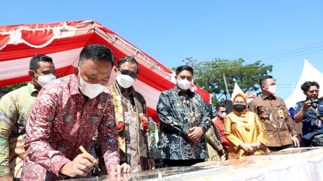 Bupati Bantaeng Ilham Azikin Ikut Membubihkan Tandatangan pada Prasasti epremian Mal Pelayana Publik di Kabupaten Maros 
