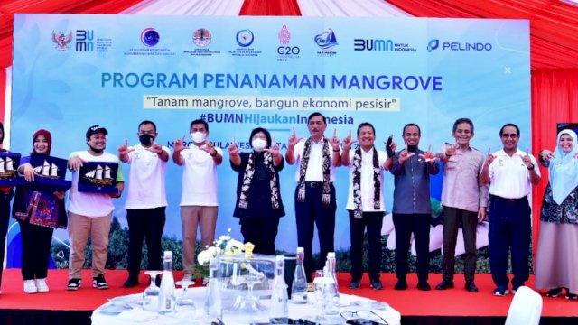 Gubernur Sulawesi Selatan, Andi Sudirman Sulaiman bersama Menteri Koordinator Bidang Kemaritiman dan Investasi (Menko Marves) RI, Luhut Binsar Pandjaitan; Menteri Lingkungan Hidup dan Kehutanan (KLHK) RI, Siti Nurbaya Bakar;