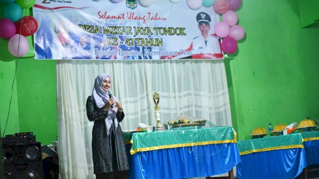 Bupati Luwu Utara menghadiri acara peringatan HUT Desa Mekar Jaya Tondok Kecamatan Mappedeceng yang ke-42, Minggu, (21/08/2022) malam. Seluruh masyarakat desa sangat antusias dalam memeriahkan hari jadi desanya.