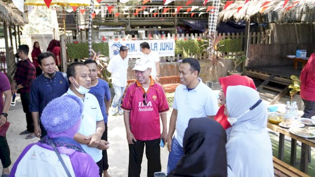Gubernur Sulawesi Selatan, Andi Sudirman Sulaiman membuka Karnaval Merdeka Toleransi "Merdeka Dalam Keberagaman , Toleran Dalam Perbedaan" sebagai rangkaian kegiatan 17 Agustus, 77 Tahun Kemerdekaan Indonesia di Lapangan Karebosi Makassar, Sabtu, 20 Agustus 2022. 