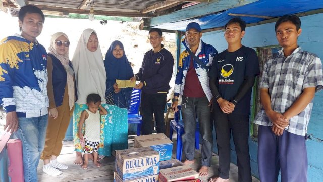 Masih ingat dengan Sumarni? gadis Rammang-rammang Maros yang selalu naik perahu ke Sekolah saat 2017 lalu. Fotonya mendayung perahu di Sungai Pute', Rammang Rammang saat hendak ke sekolah kembali viral bersamaan dengan momen HUT RI ke-77.