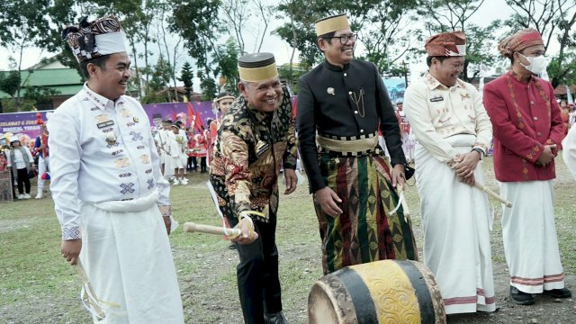 Bupati Luwu Memukul Gendang pada Kegiatan pembukaan Event Magical Toraja 2022  