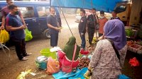 Dukung Ekonomi Kerakyatan, Gubernur Andi Sudirman : Sering-sering ki Belanja di Pasar Tradisional