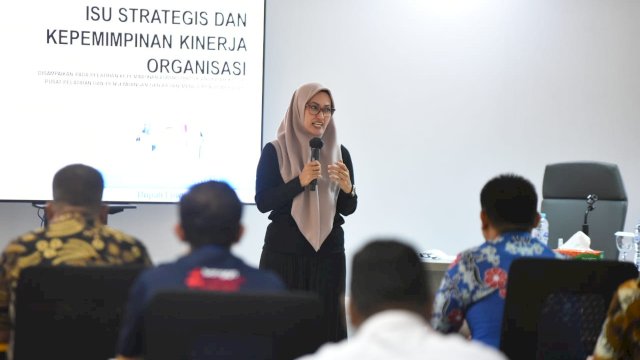 Bupati Luwu Utara Indah Putri Indriani menjadi pembicara dalam Latpim III di LAN Makassar. Bupati perempuan pertama di Sulsel itu membahas isu stategis dan kepemimpinan organisasi. Jumat (26/08/2022)