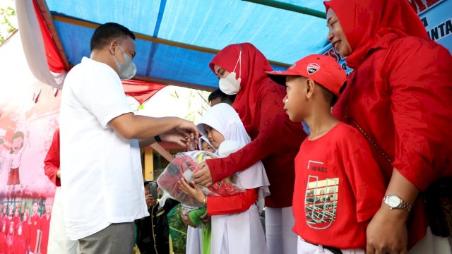Bupati Bantaeng Ilham Azikin meyerahkan Bantuan pendidikan kepada siswa/Siswi 