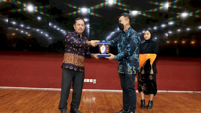 Danny Pomanto Raih Penghargaan Kepala Daerah Inovatif