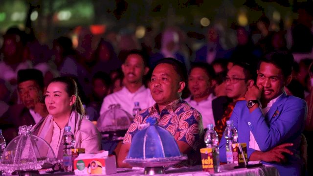Bupati Bantaeng, DR Ilham Azikin menghadiri puncak milad ke-70 PP Himpunan Pelajar dan Mahasiswa Bantaeng (HPMB) di Lapangan Hitam, Senin, 29 Agustus 2022, malam. Dalam kesempatan itu, dia mengajak kepada semua elemen HPMB untuk senantiasa menjaga kebersamaan yang terjalin selama ini.